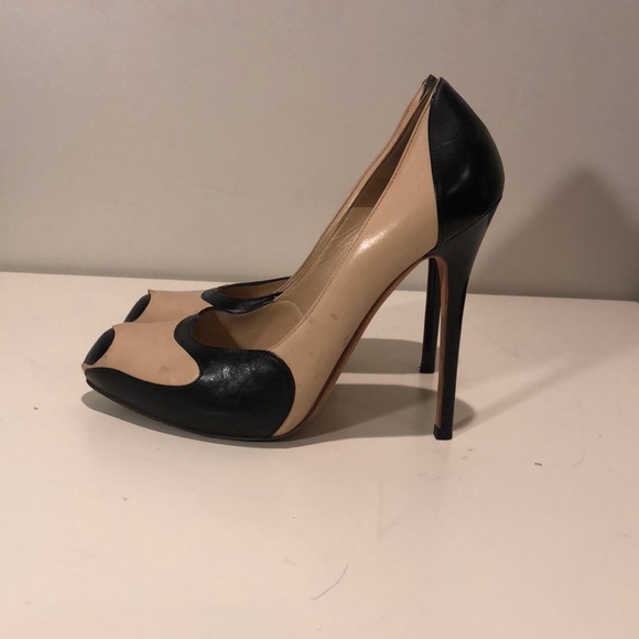 Alexander McQueen Nude Black Heart Toe Pumps - Picture 4 of 6